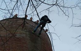 Rapelling p&aring; T&aring;rs Vandt&aring;rn, med nysgerrige kammerater p&aring; toppen